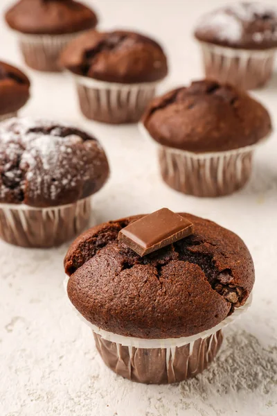 Cupcakes Chocolate Saborosos Fundo Claro — Fotografia de Stock