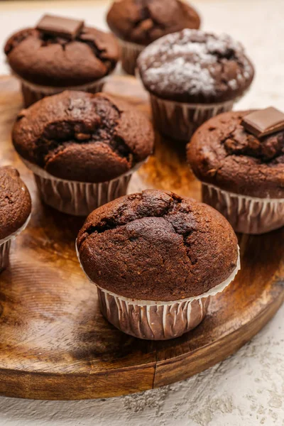 Plate Tasty Chocolate Cupcakes Light Background Closeup — Stock Photo, Image