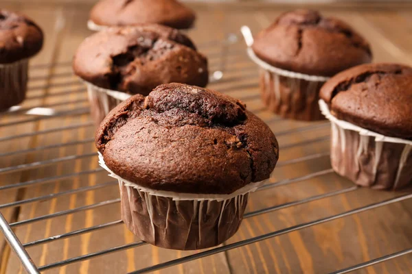 Gitter Mit Leckeren Schokolade Cupcakes Auf Holzgrund Nahaufnahme — Stockfoto