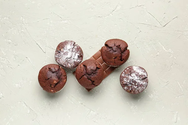 Hafif Arka Planda Çikolatalı Kekler — Stok fotoğraf