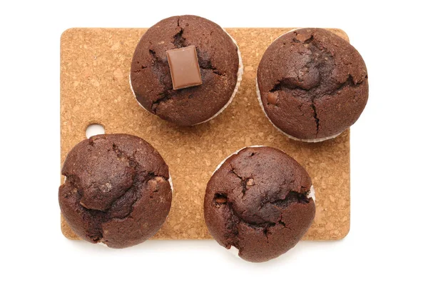 Доска Вкусными Шоколадными Кексами Изолированы Белом Фоне — стоковое фото
