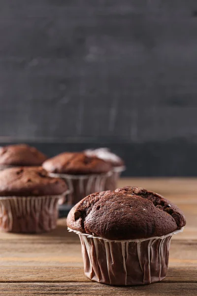 Leckere Schokoladen Cupcakes Auf Holztisch — Stockfoto