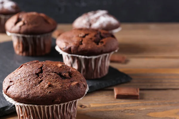 Leckere Schokoladen Cupcakes Auf Holztisch — Stockfoto
