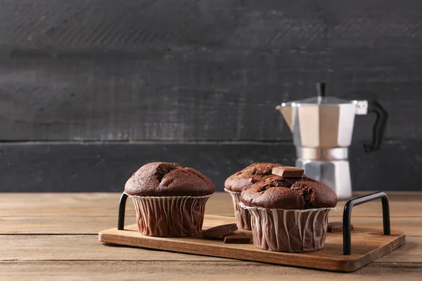 Deska Chutnými Čokoládovými Cupcakes Dřevěném Stole — Stock fotografie