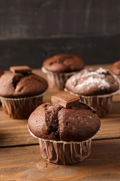 Sabrosos Cupcakes Chocolate Sobre Mesa Madera —  Fotos de Stock