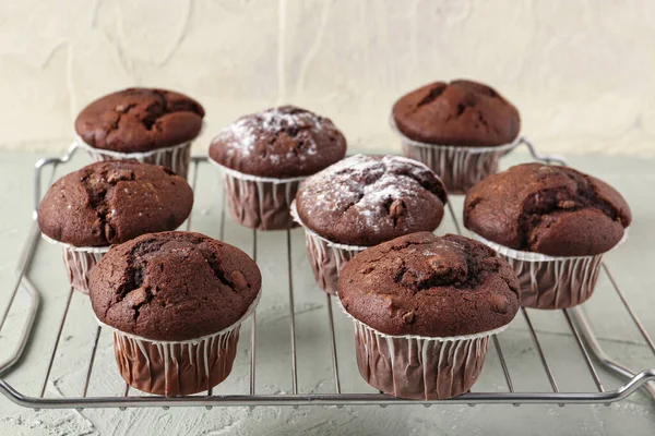 Rejilla Con Sabrosos Cupcakes Chocolate Mesa —  Fotos de Stock
