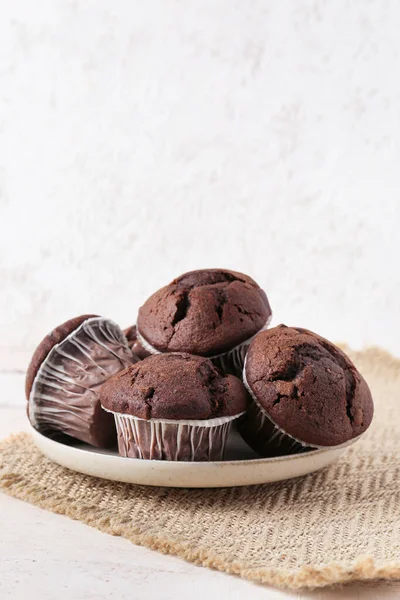 Placa Com Cupcakes Chocolate Saborosos Mesa — Fotografia de Stock