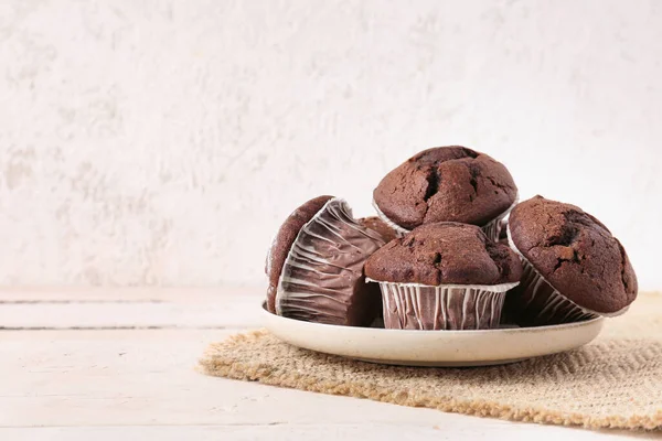 Teller Mit Leckeren Schokolade Cupcakes Auf Dem Tisch — Stockfoto