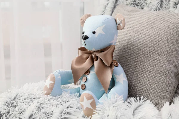 Brinquedo Urso Com Travesseiro Xadrez Cadeira Quarto Close — Fotografia de Stock