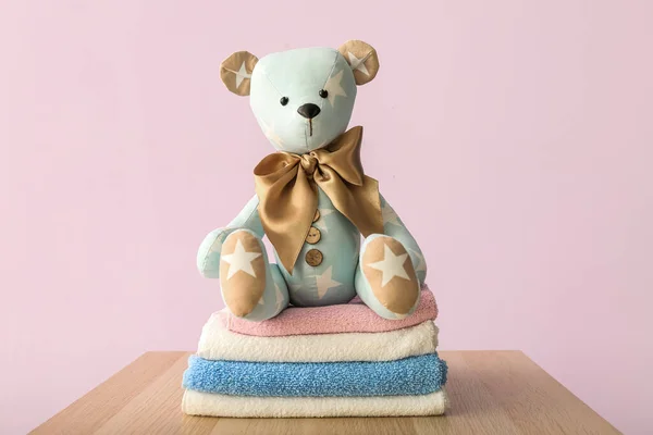 Іграшковий Ведмідь Дитячим Одягом Столі Біля Бузкової Стіни — стокове фото