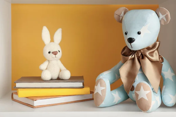 Speelgoedbeer Konijn Met Boeken Plank Nabij Gele Muur — Stockfoto