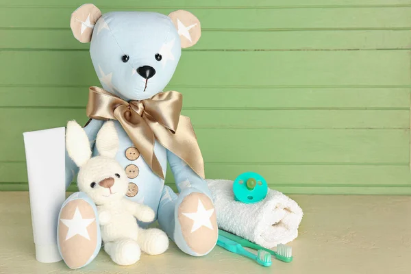 Brinquedo Urso Coelho Com Acessórios Banho Mesa Perto Parede Madeira — Fotografia de Stock