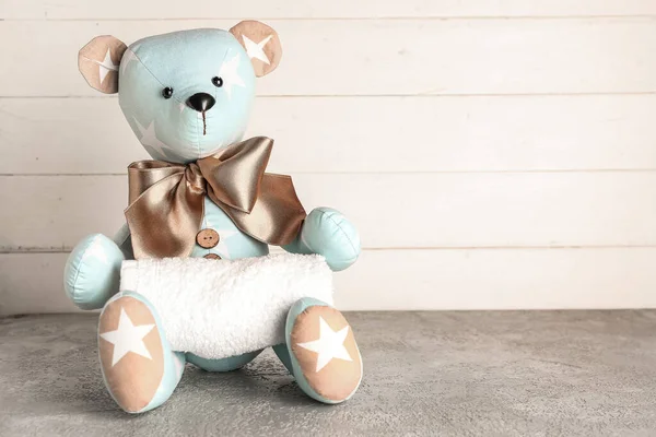 Іграшковий Ведмідь Чистим Рушником Столі Біля Білої Дерев Яної Стіни — стокове фото