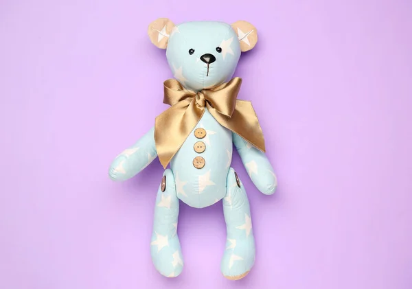 Brinquedo Urso Fundo Lilás — Fotografia de Stock