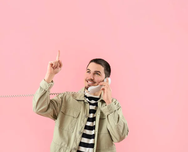 Ωραίος Νεαρός Που Μιλάει Στο Τηλέφωνο Και Δείχνει Κάτι Ροζ — Φωτογραφία Αρχείου