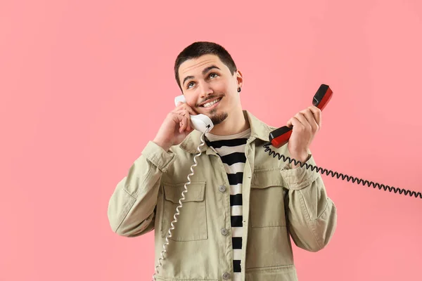 Όμορφος Νεαρός Άνδρας Δύο Δέκτες Τηλεφώνου Ροζ Φόντο — Φωτογραφία Αρχείου