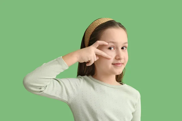 Cute Little Girl Making Heart Her Hand Green Background Closeup — Stock Photo, Image