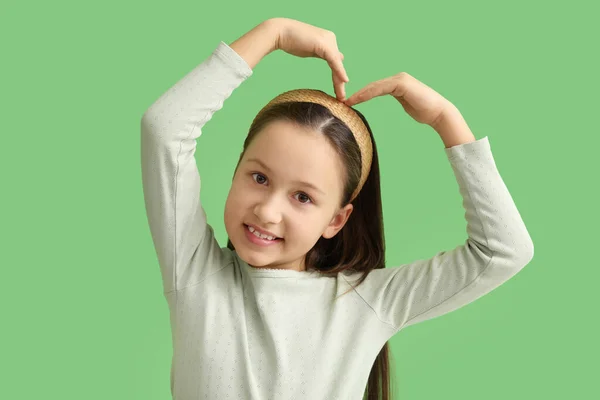 Draguta Fetiță Face Inima Mâinile Fundal Verde — Fotografie, imagine de stoc