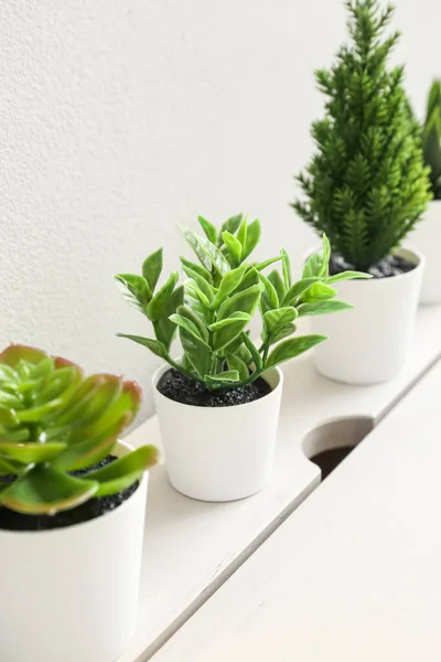 Künstliche Pflanzen Auf Dem Tisch Der Nähe Der Lichtwand — Stockfoto