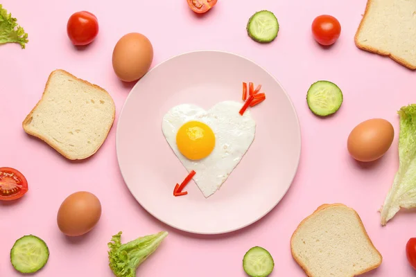 Πιάτο Χαριτωμένο Παιδικό Πρωινό Αυγά Λαχανικά Και Ψωμί Ροζ Φόντο — Φωτογραφία Αρχείου