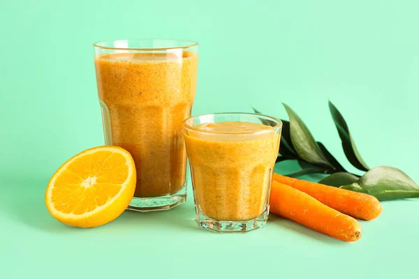 Glasses Healthy Smoothie Orange Carrots Turquoise Background — Stock Photo, Image
