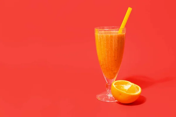 Bicchiere Sano Frullato Arancione Sfondo Giallo Rosso — Foto Stock