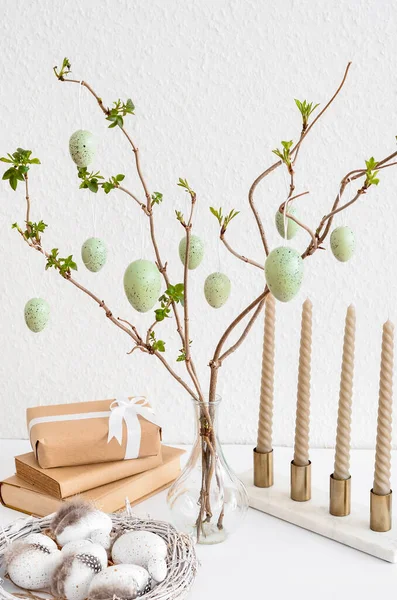 Ağaç Dallı Vazo Paskalya Yumurtası Kitaplar Hediye Kutusu Işık Duvarının — Stok fotoğraf