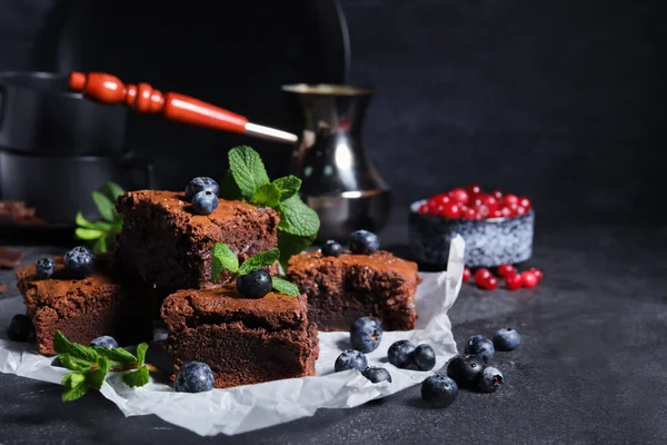 Trozos Sabroso Brownie Chocolate Sobre Fondo Negro —  Fotos de Stock