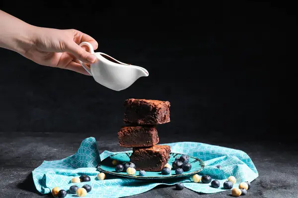 Mujer Vertiendo Cubierta Sobre Plato Con Trozos Sabroso Brownie Chocolate —  Fotos de Stock