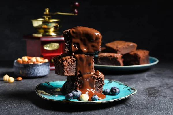 Placa Con Trozos Sabroso Brownie Chocolate Sobre Fondo Negro —  Fotos de Stock