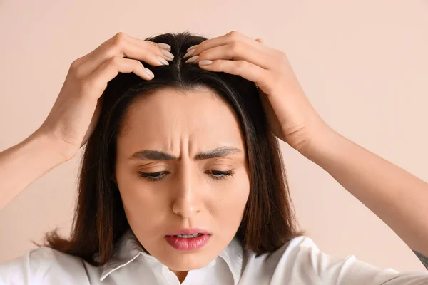 Obavy Mladá Žena Problémem Vypadávání Vlasů Béžovém Pozadí — Stock fotografie