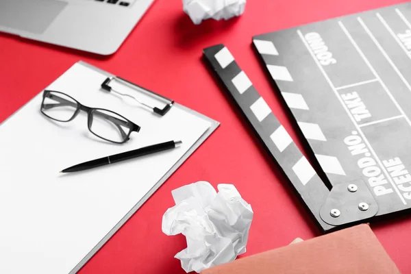 Kırmızı Arka Planda Gözlüklü Pano Buruşmuş Kağıt Film Alkışları Yakın — Stok fotoğraf