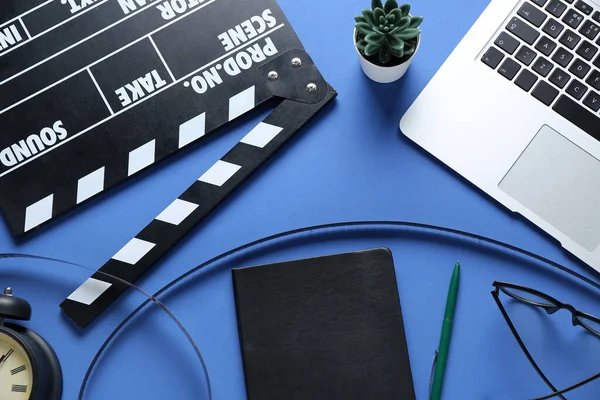 Notebook Met Filmklepper Filmrol Laptop Blauwe Achtergrond — Stockfoto