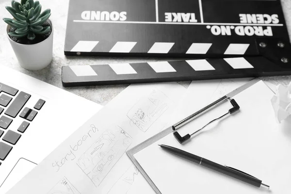 Szafka Storyboardem Laptopem Klapką Filmową Grunge Tle Zbliżenie — Zdjęcie stockowe