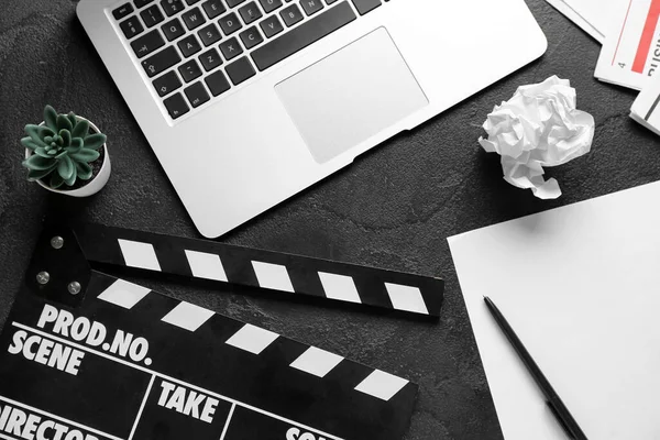 Koyu Arkaplanda Film Alkışı Dizüstü Bilgisayarı Olan Kağıt Kağıtlar — Stok fotoğraf