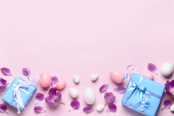 Ostereier Mit Geschenken Und Tulpen Auf Rosa Hintergrund — Stockfoto