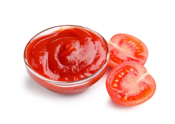 Schaal Van Smakelijke Ketchup Gesneden Tomaat Geïsoleerd Witte Achtergrond — Stockfoto