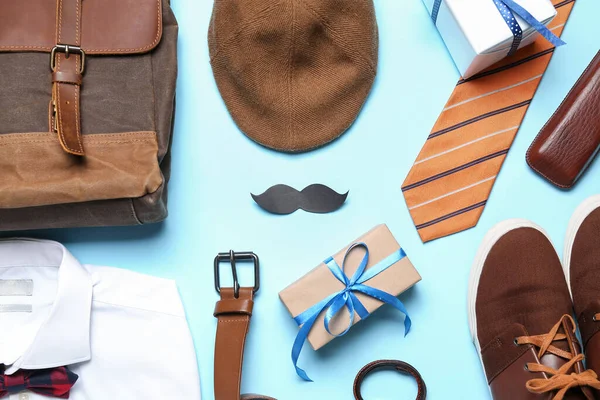 Moustache Papier Avec Cadeaux Accessoires Masculins Sur Fond Bleu Fête — Photo