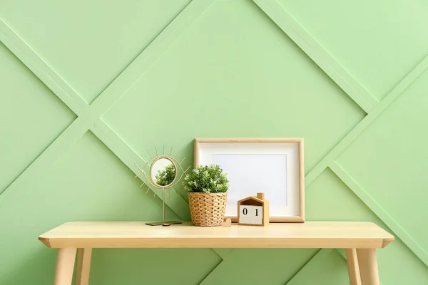 Artificial Houseplant Mirror Calendar Blank Frame Table Green Wall — Stock Photo, Image