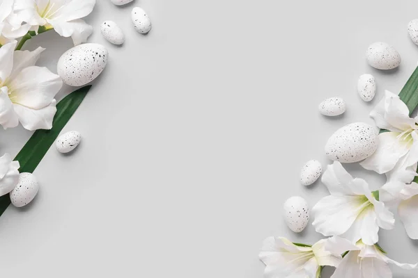 Quadro Feito Ovos Páscoa Belas Flores Gladiolus Fundo Branco — Fotografia de Stock