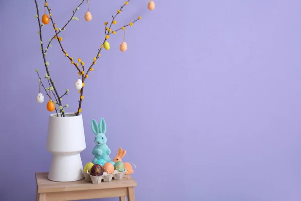 Váza Faágakkal Húsvéti Tojásokkal Játéknyulakkal Létrán Orgonafal Mellett — Stock Fotó
