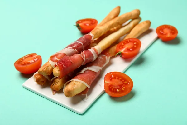 Conselho Grissini Italiano Saboroso Com Bacon Fundo Turquesa — Fotografia de Stock