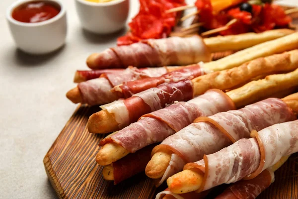 Placa Madeira Saboroso Italiano Grissini Com Bacon Fundo Claro Close — Fotografia de Stock