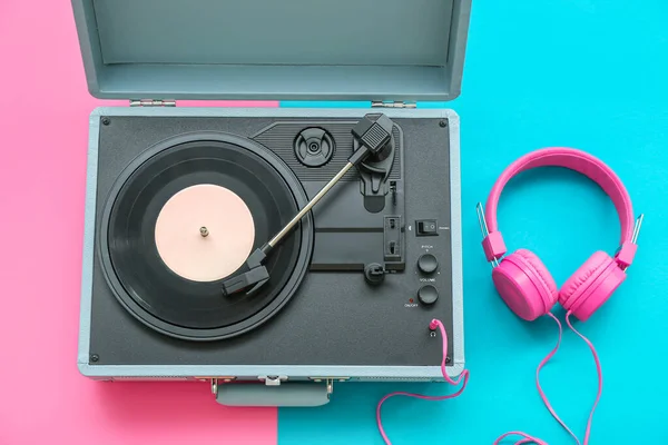 Renk Arkaplanında Vinil Diski Kulaklığı Olan Kayıt Çalar — Stok fotoğraf