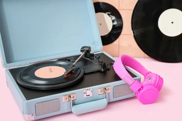 Lecteur Disques Avec Disque Vinyle Écouteurs Sur Table Près Mur — Photo