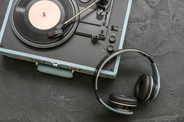 Record Player Vinyl Disk Headphones Dark Background — Stock Photo, Image