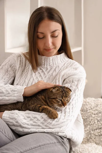 Jovem Mulher Com Listrado Escocês Dobra Gato Casa — Fotografia de Stock