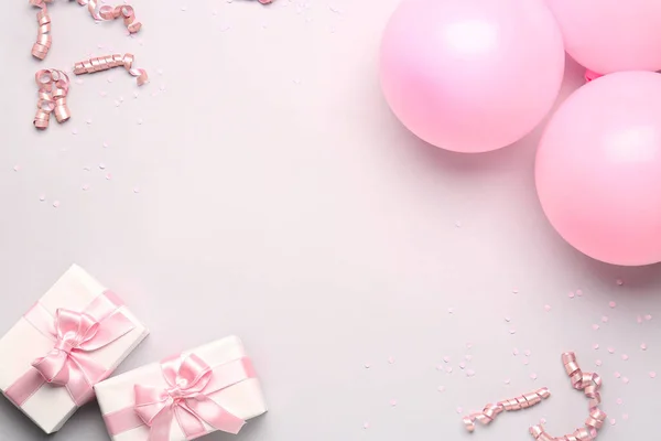 Komposition Mit Rosa Luftballons Bändern Geschenkboxen Und Serpentinen Auf Farbigem — Stockfoto