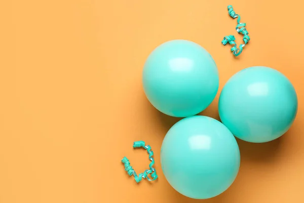 Blaue Luftballons Und Bänder Auf Orangefarbenem Hintergrund — Stockfoto