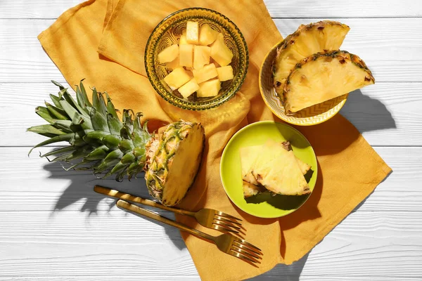 Composition Plates Cut Pineapple White Wooden Table — Stock Photo, Image